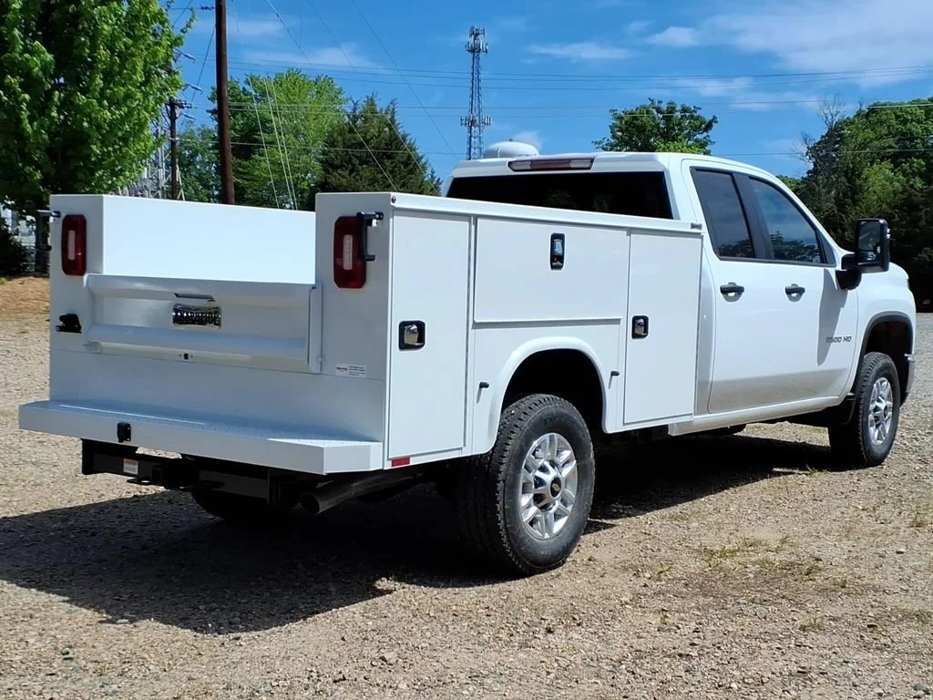 New 2026 Summit White Chevrolet WT image 4