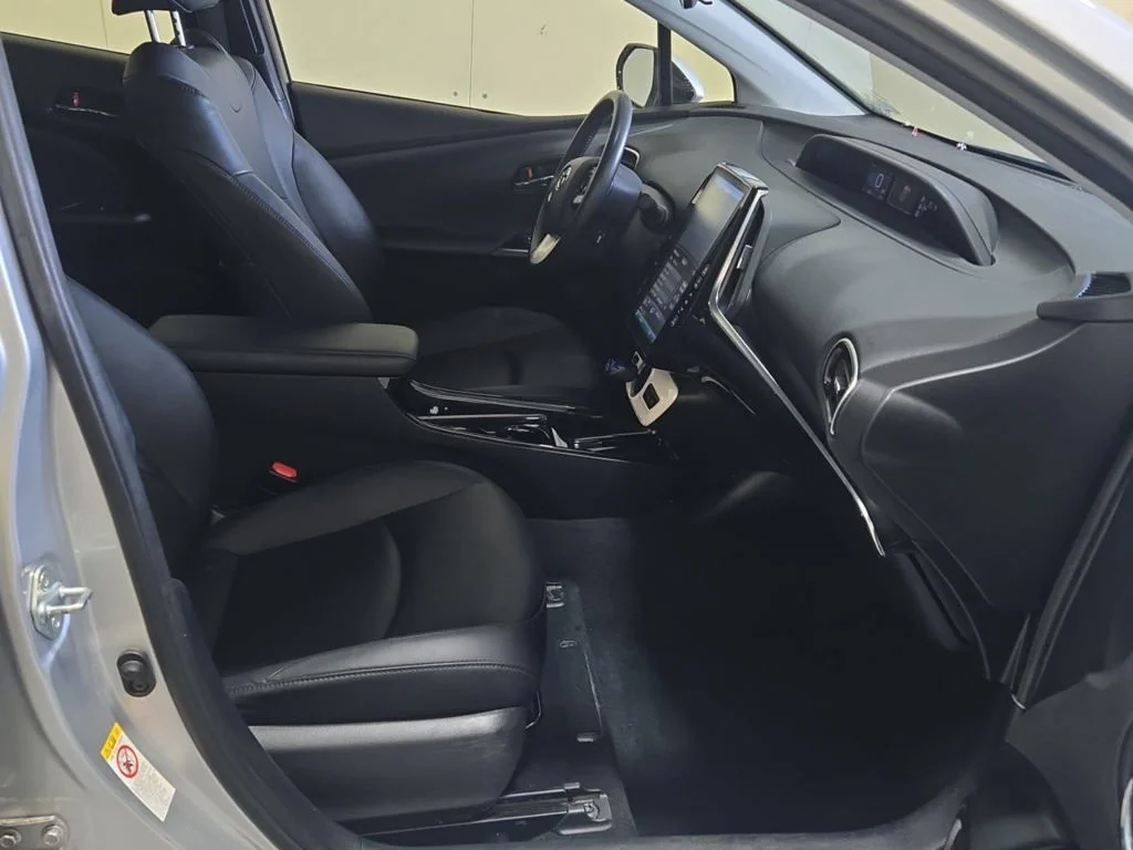 Used 2017 Silver Toyota Premium image 3
