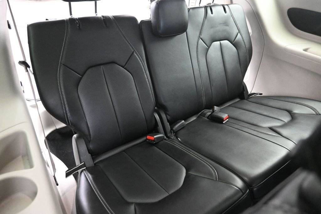 Used 2024 Silver Chrysler Touring L image 11
