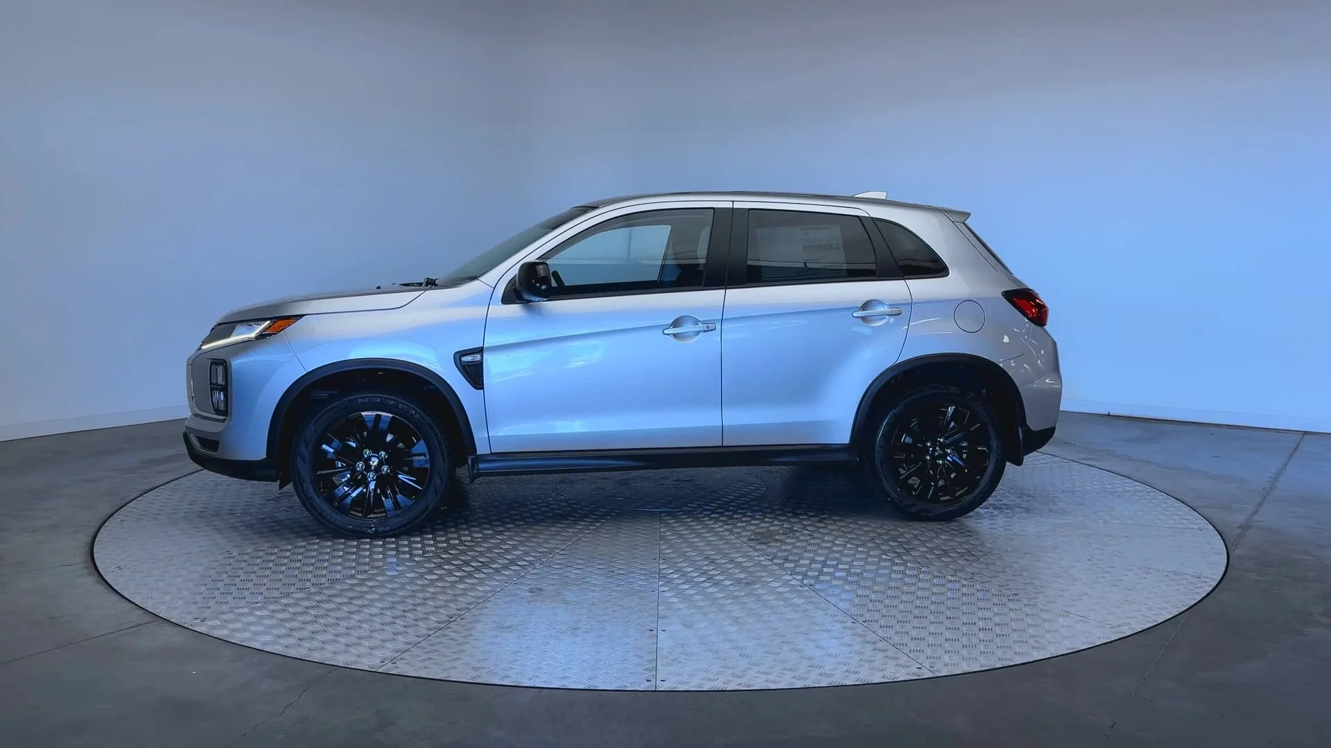 New 2026 Alloy Silver Metallic Mitsubishi LE image 5
