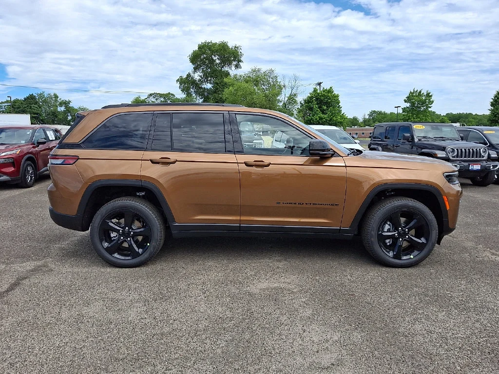 New 2026 Copper Shino Metallic Clear-Coat Exterior Paint Jeep Limited image 9