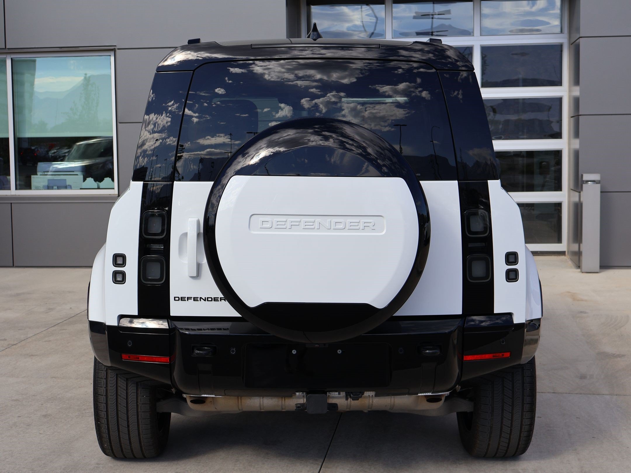 Used 2026 Fuji White Land Rover 110 P400 X-Dynamic SE image 7