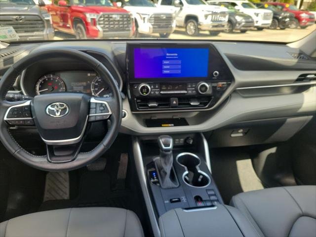 Certified Used 2024 WIND CHILL PEARL Toyota  image 21