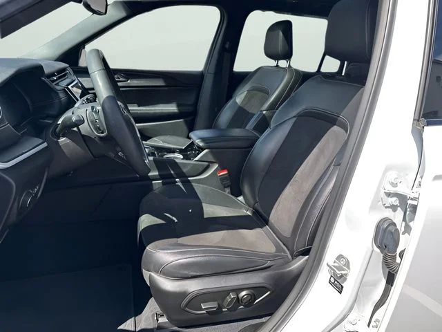 Used 2023 White Jeep Altitude image 11
