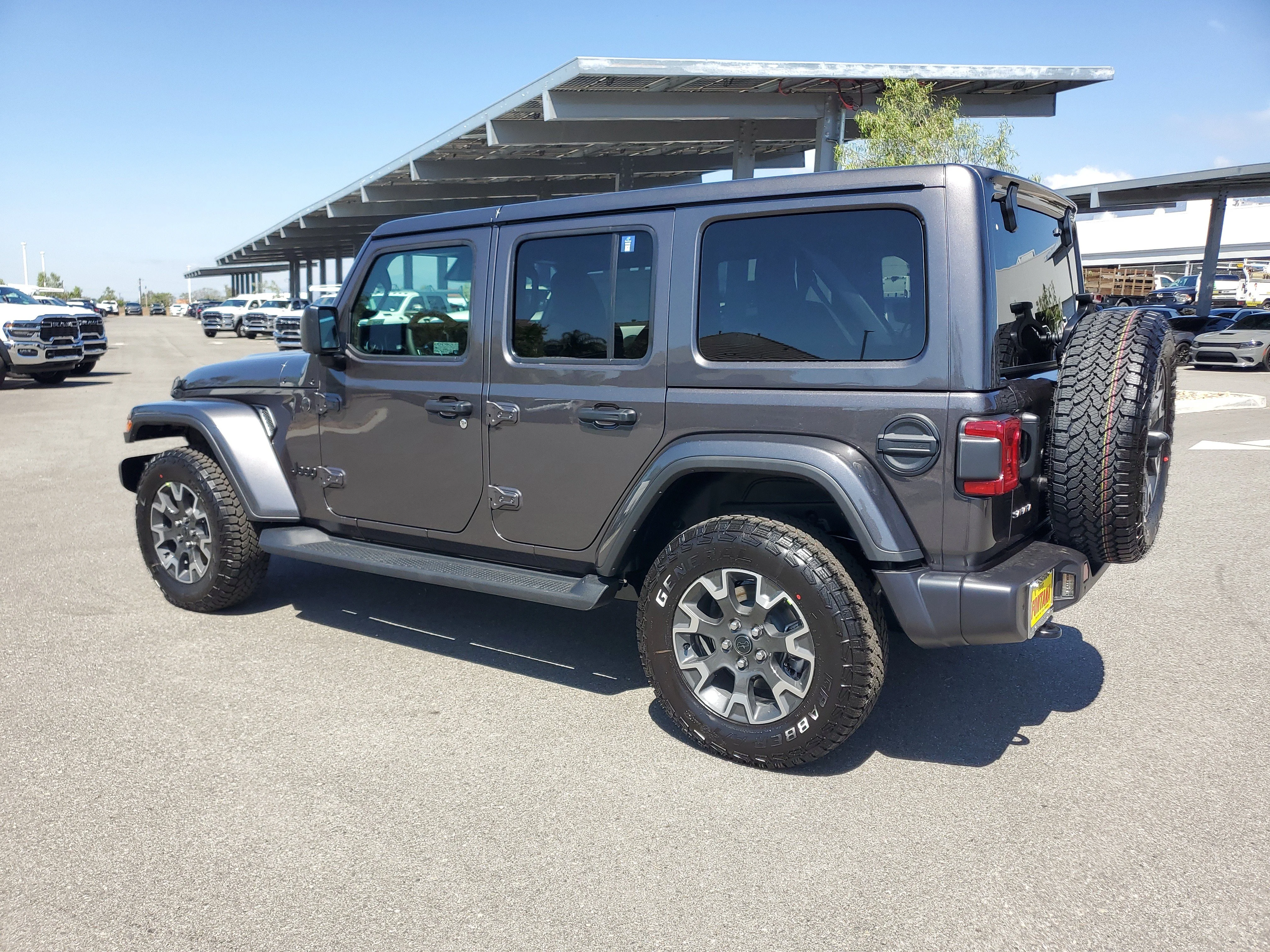 New 2026 Granite Crystal Metallic Clear-Coat Exterior Paint Jeep Sahara image 3