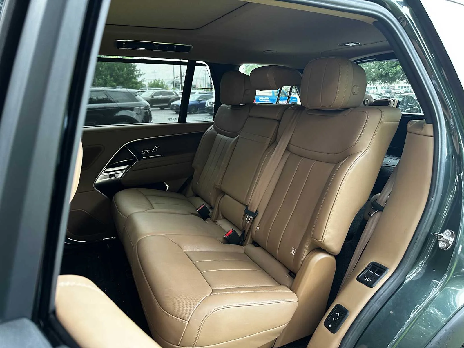 Used 2024  Land Rover SE image 19
