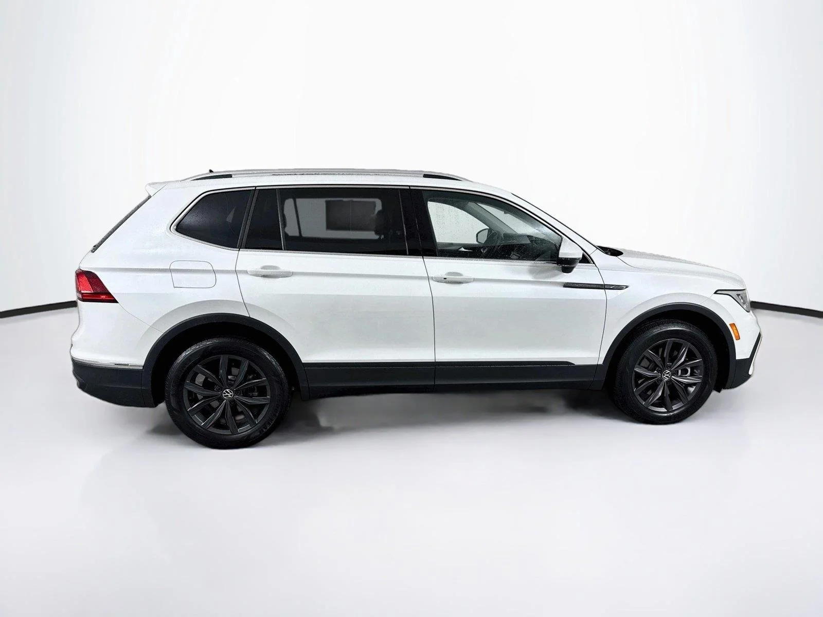 Used 2023 Opal White Pearl Volkswagen SE image 8