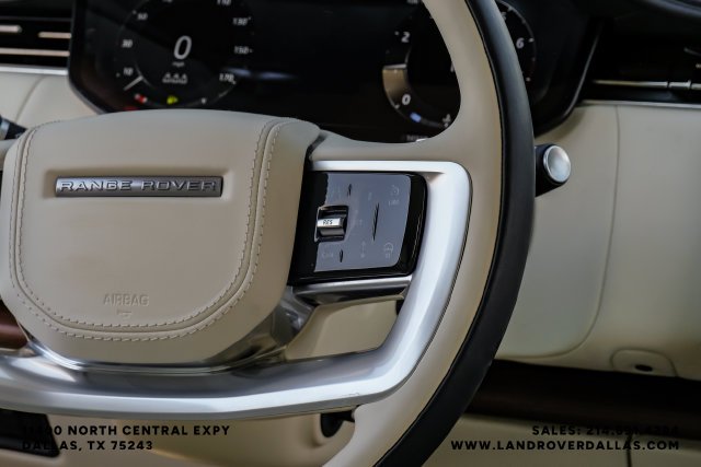 Used 2024  Land Rover SE image 17