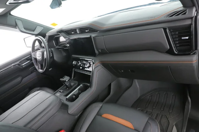 Used 2025  GMC AT4 image 37