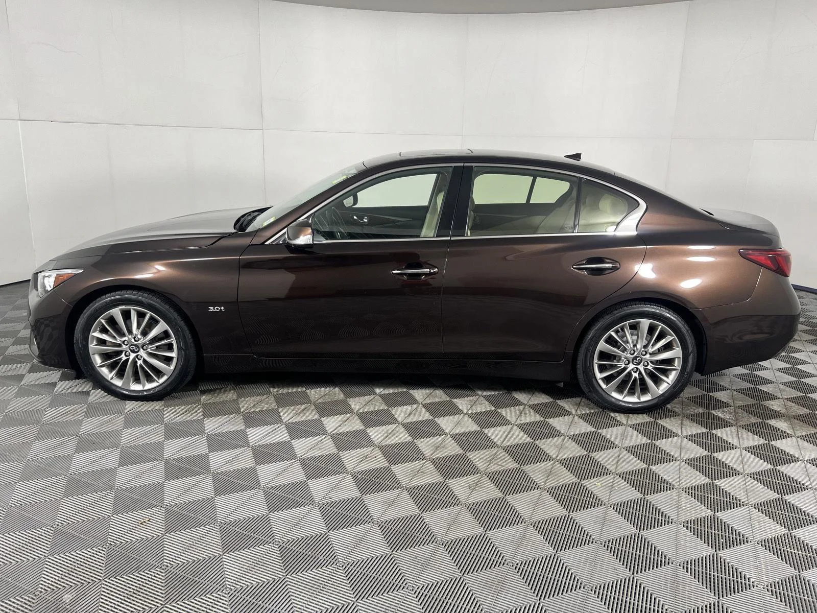 Used 2018 Mocha Almond INFINITI 3.0t LUXE image 16