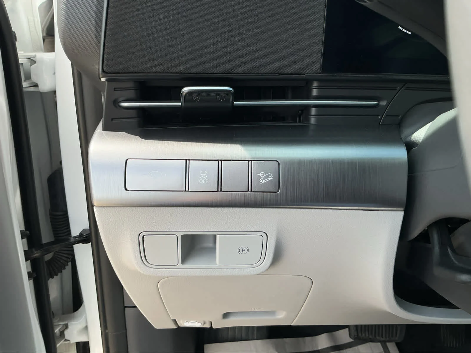Used 2025 Atlas White Hyundai SEL image 23