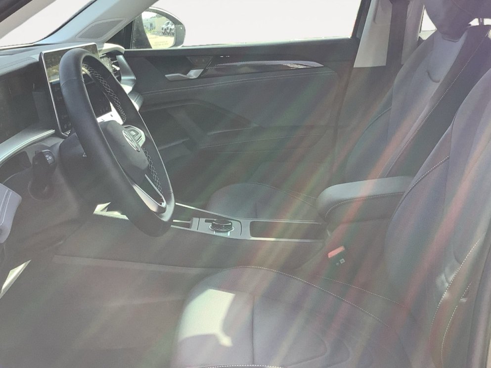 New 2026 PURE WHITE Volkswagen SE image 21
