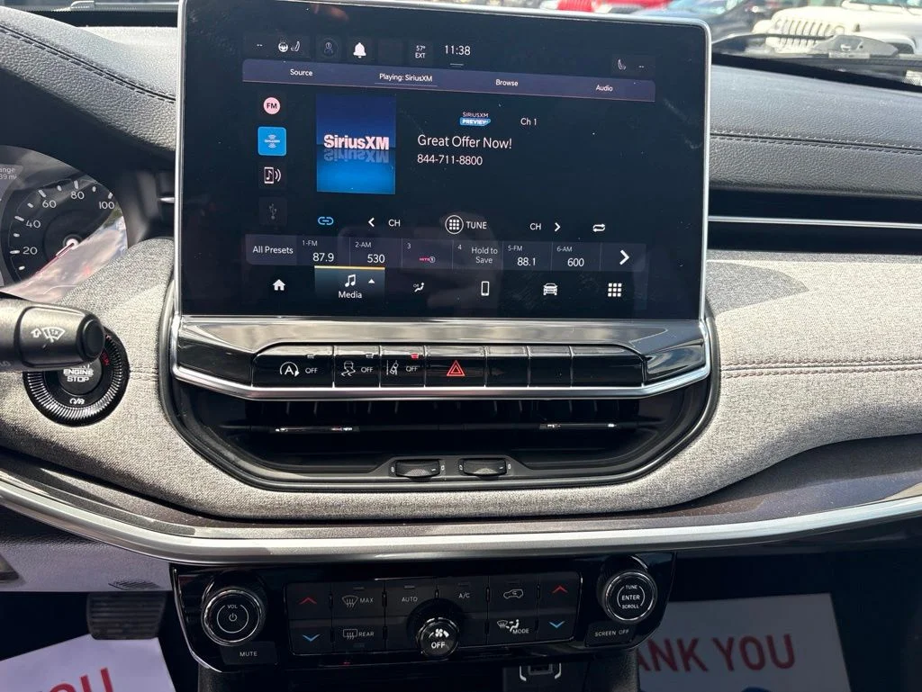 Used 2022 Black Jeep Latitude Lux image 21
