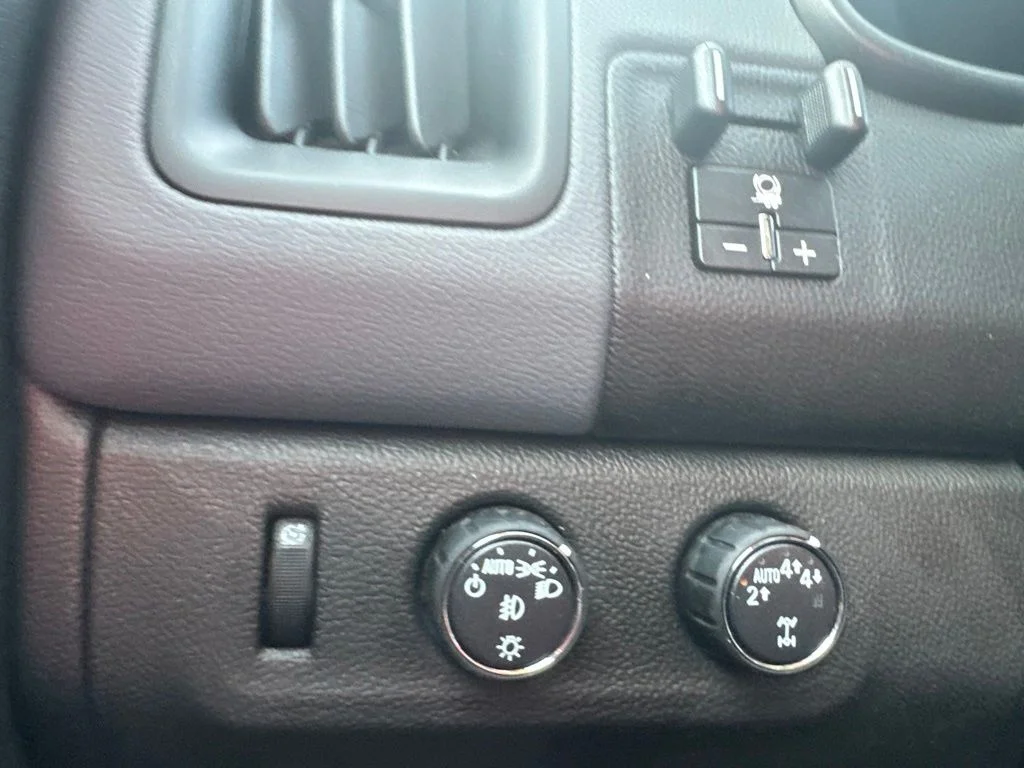 Used 2021 Blue Chevrolet Z71 image 24