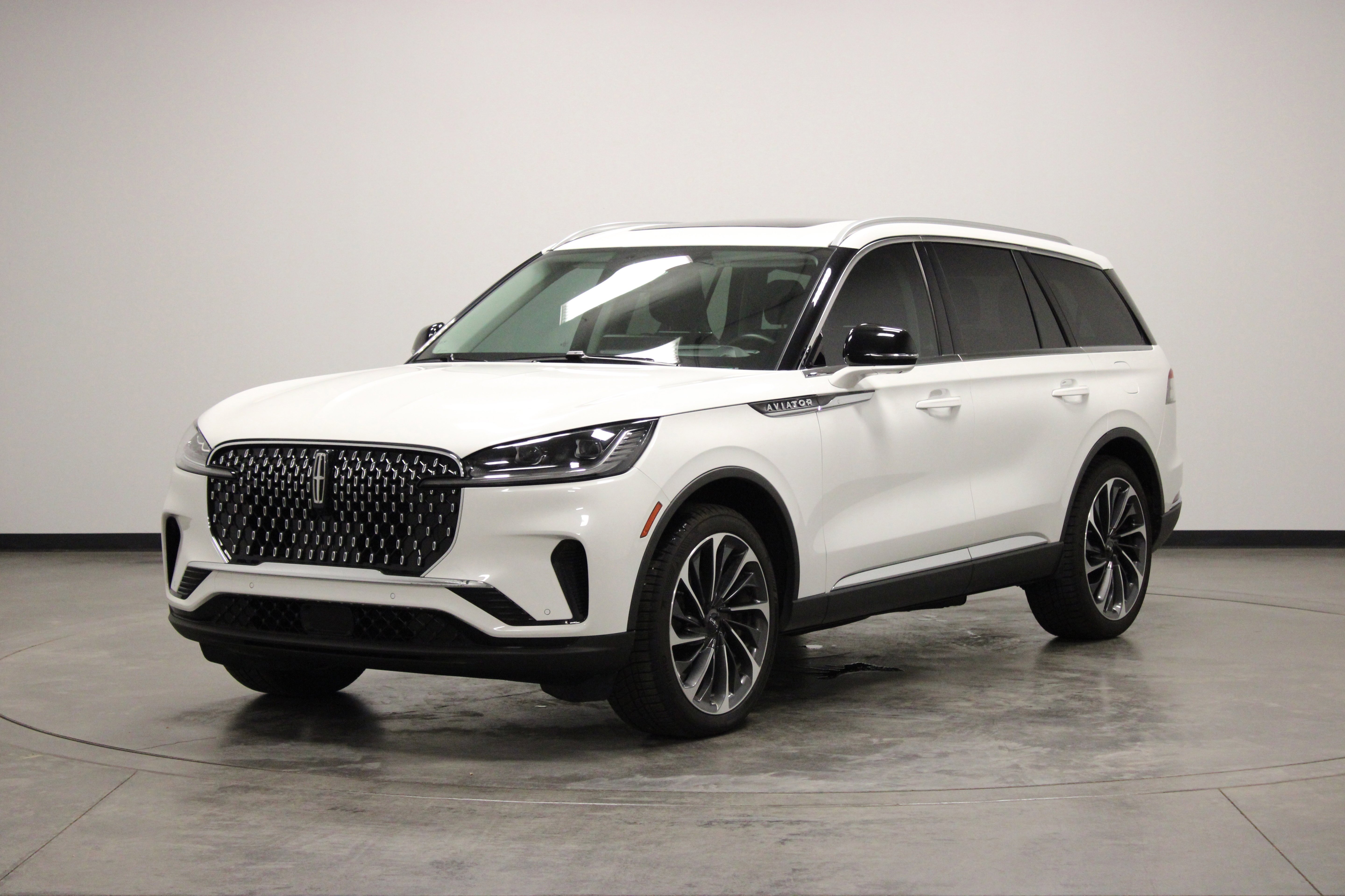 Used 2025 Pristine White Metallic Tri-Coat Lincoln Reserve image 4