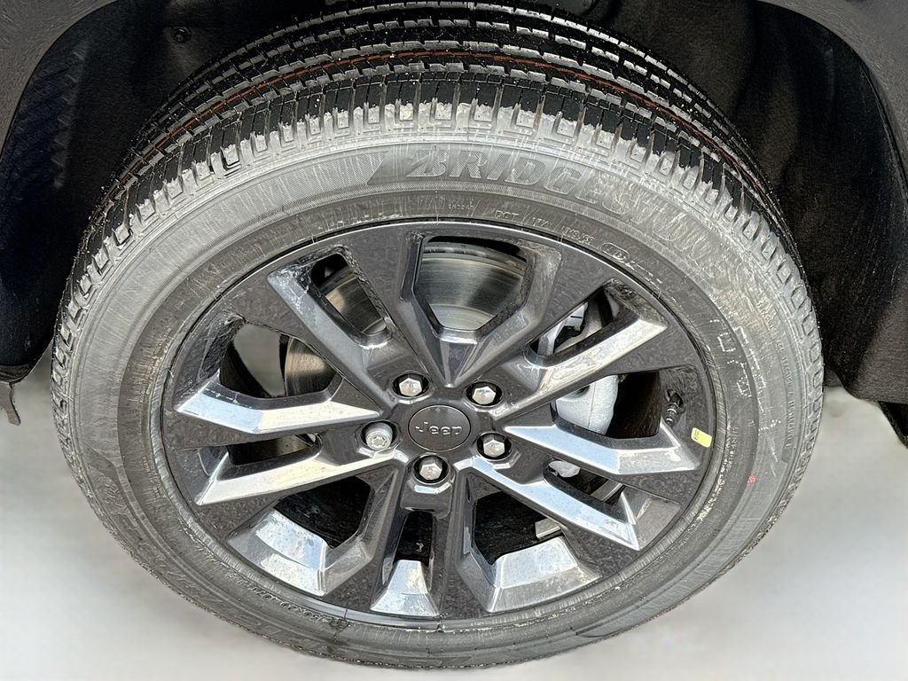 New 2026 Diamond Black Crystal Pearl-Coat Exterior Paint Jeep Limited Reserve image 9
