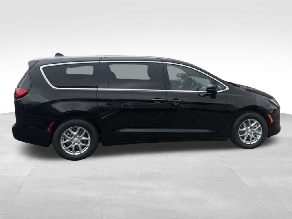 New 2027 Diamond Black Crystal Pearl-Coat Exterior Paint Chrysler Select image 4