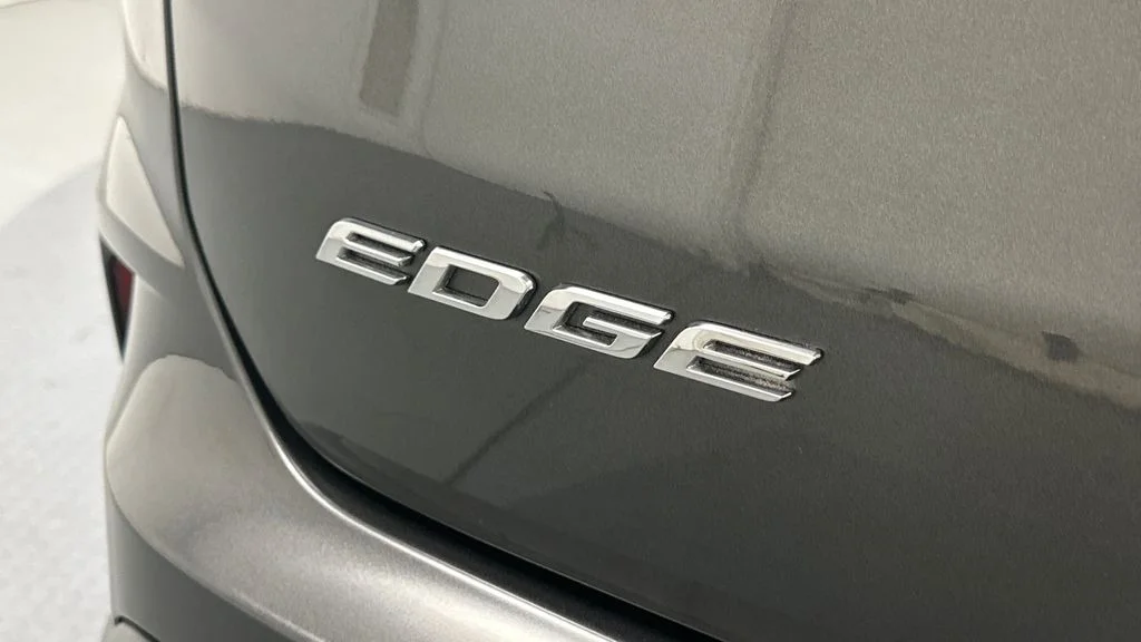 Used 2020 Gray Ford SE image 18