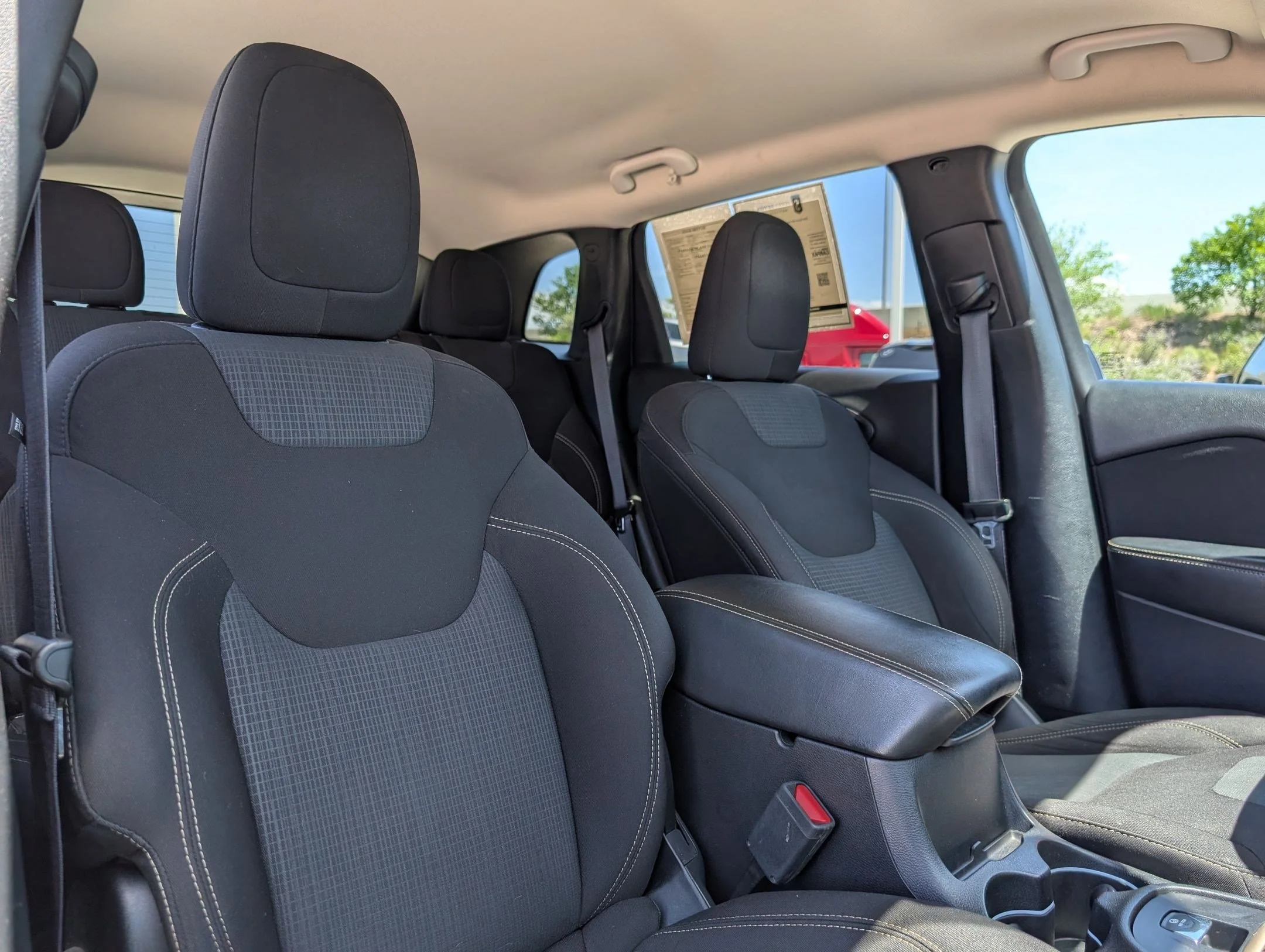 Used 2017 Granite Crystal Metallic Clearcoat Jeep Latitude image 27