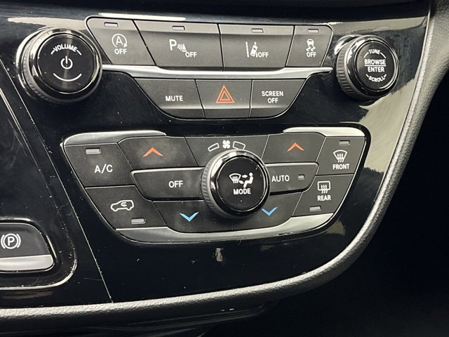 Used 2025 Diamond Black Crystal Pearlcoat Chrysler Select image 22
