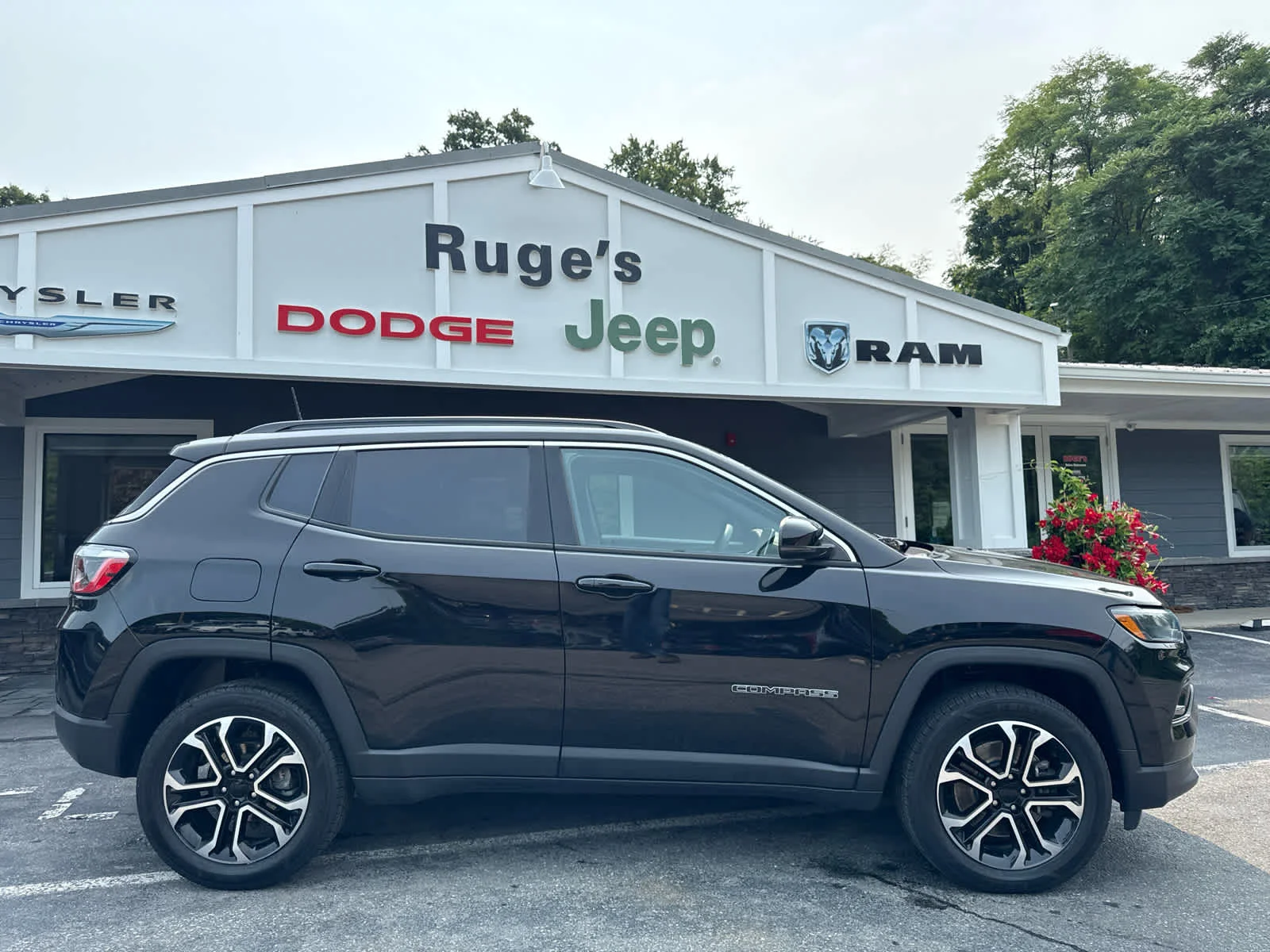 Used 2023 Diamond Black Crystal Pearlcoat Jeep Limited image 2