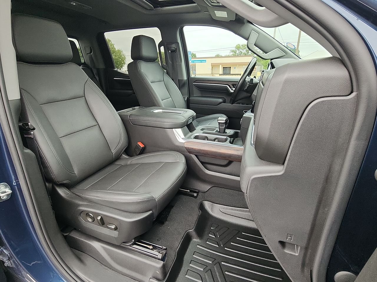 Used 2022 Blue GMC SLT image 25