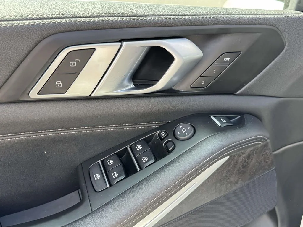 Used 2023 White BMW xDrive40i image 27