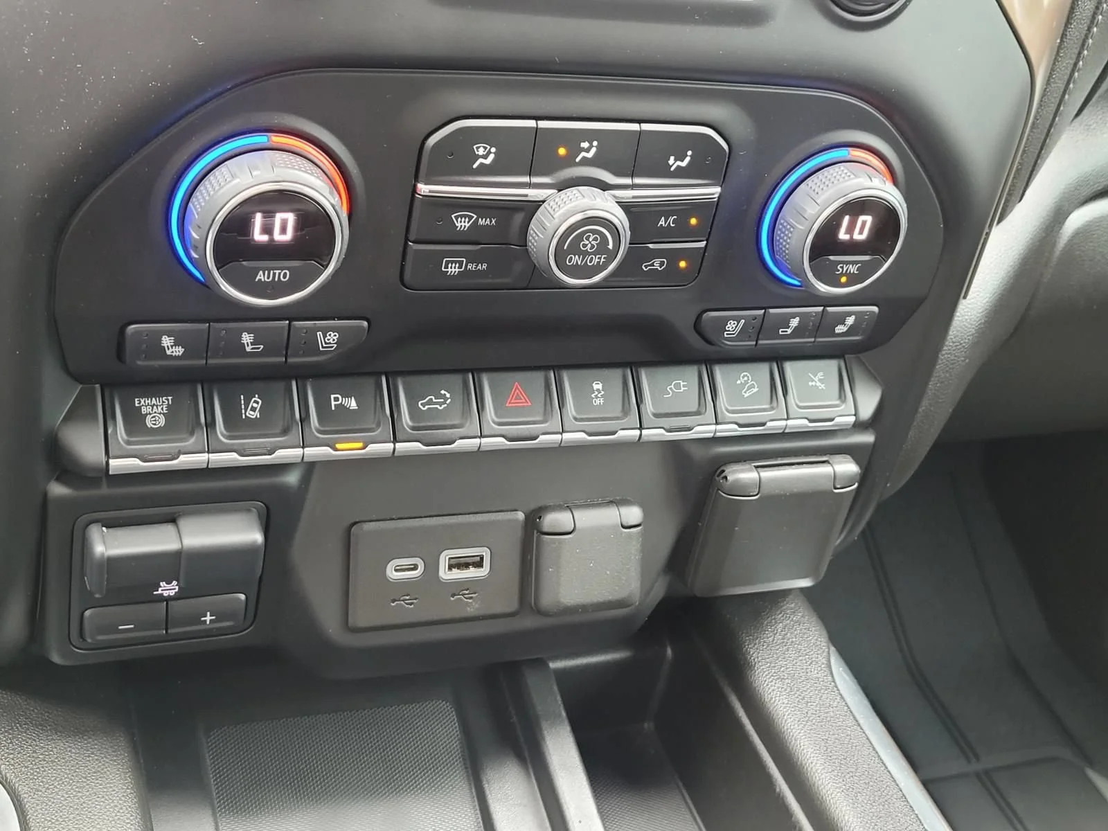 Used 2022 Silver Ice Metallic Chevrolet High Country image 27