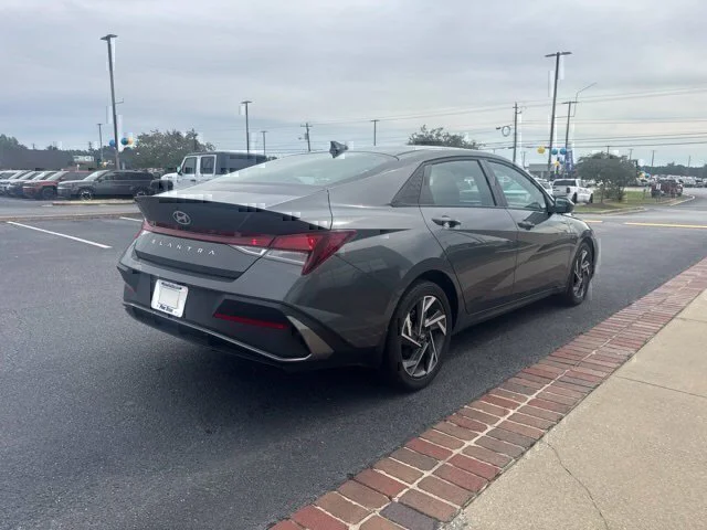 Used 2025 Gray Hyundai SEL Sport image 7
