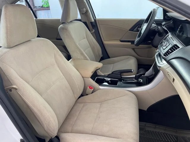 Used 2015 White Honda  image 18
