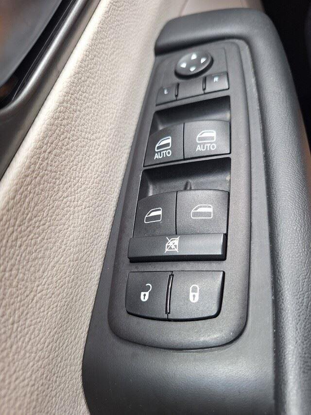 Used 2023 Brilliant Black Crystal Pearlcoat Chrysler Touring L image 20