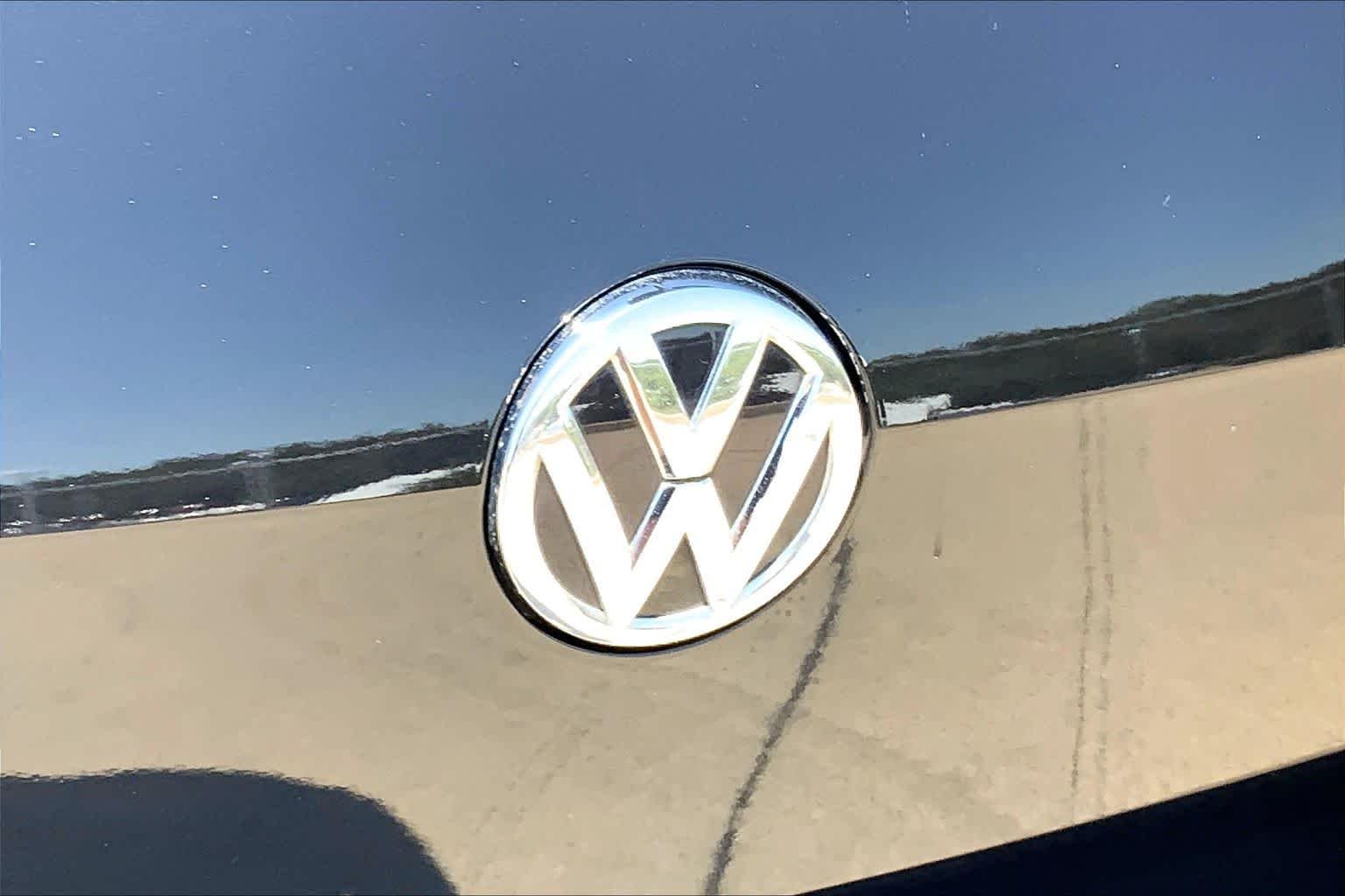 Used 2017 DEEP BLACK PEARL EFFECT Volkswagen  image 30