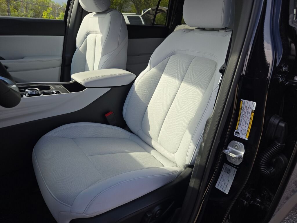 New 2026 Diamond Black Crystal Pearl-Coat Exterior Paint Jeep Laredo image 23