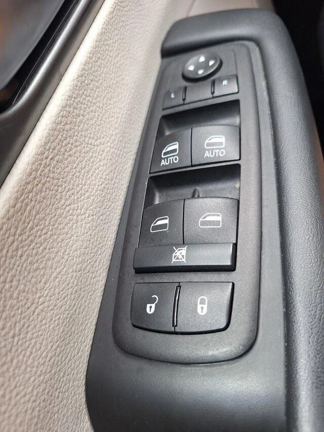 Used 2023 Brilliant Black Crystal Pearlcoat Chrysler Touring L image 20