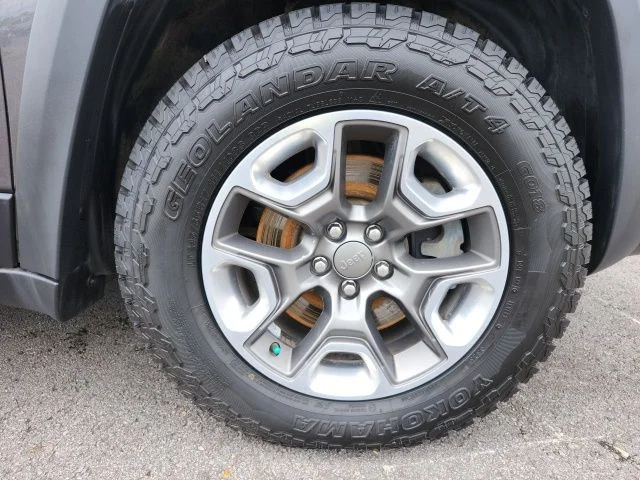 Used 2019 Crystal Metallic Jeep Trailhawk image 17