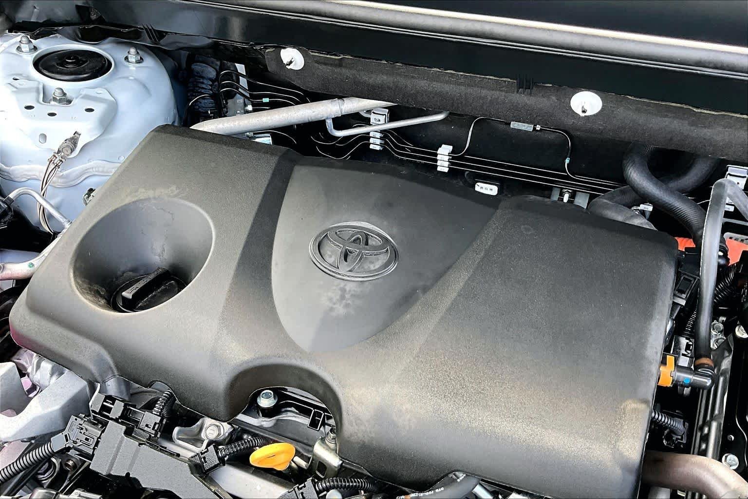 Used 2023 Wind Chill Pearl Toyota Hybrid SE image 33