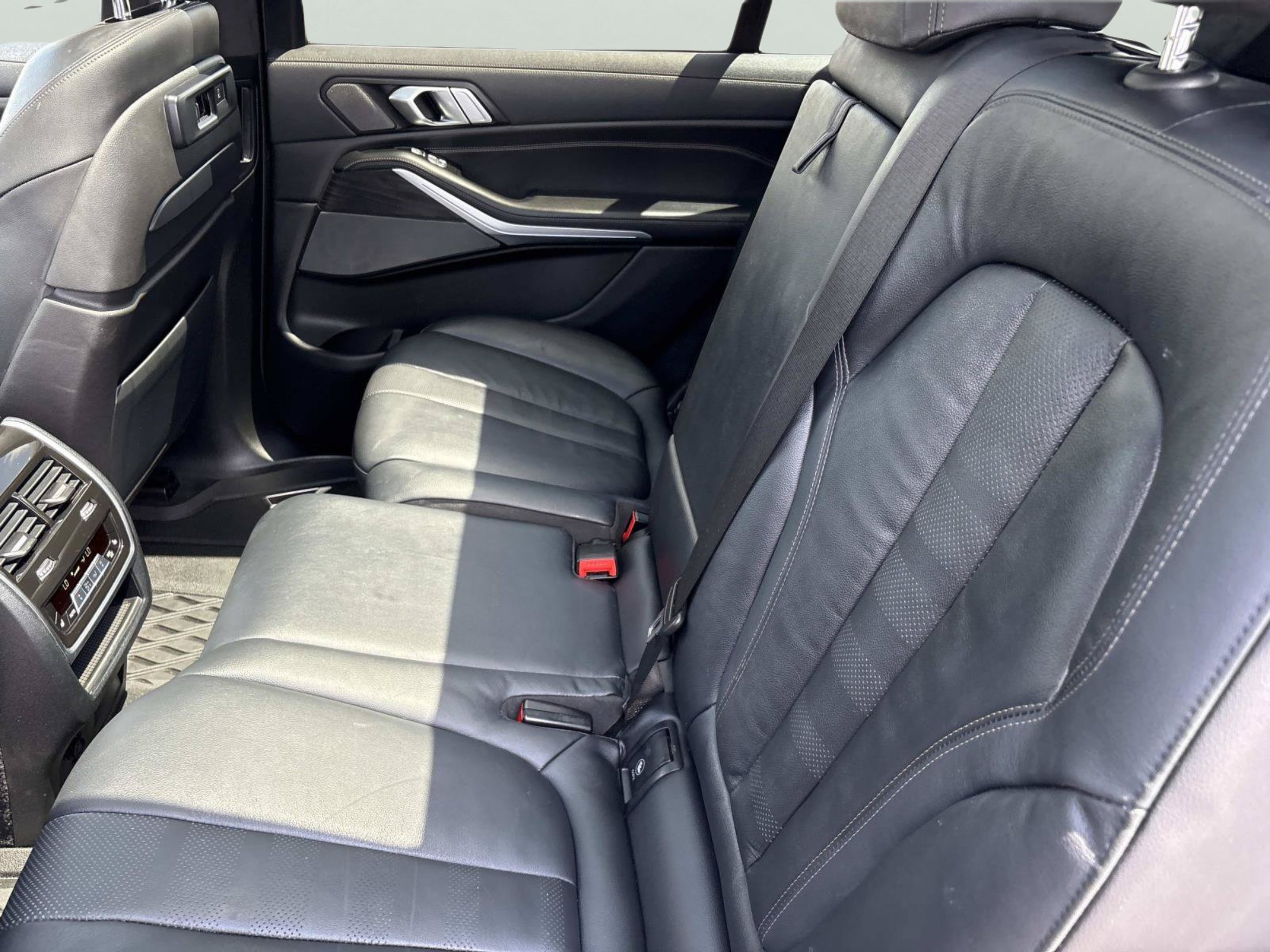 Used 2022 Arctic Grey Metallic BMW M50i image 16