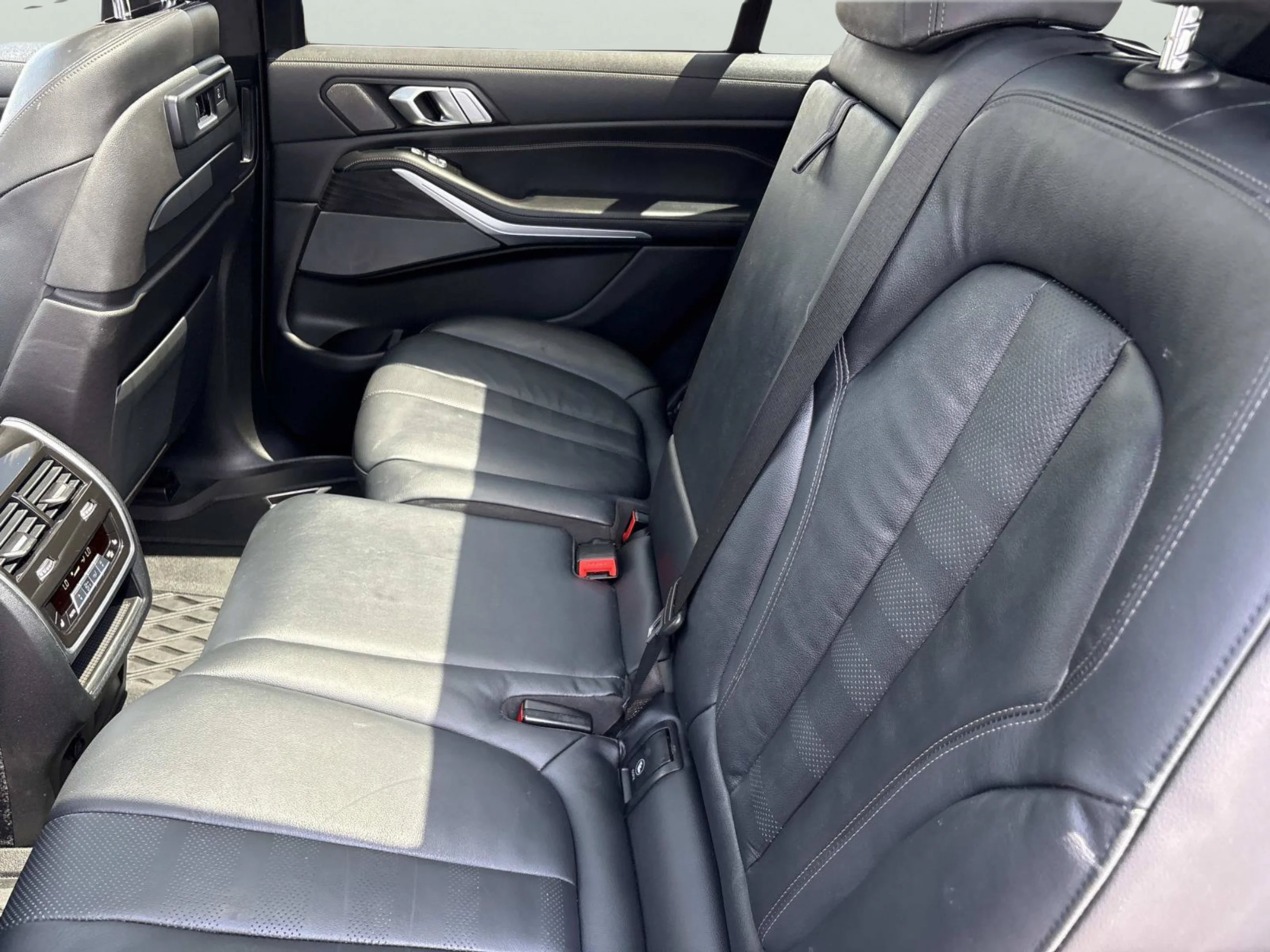 Used 2022 Arctic Grey Metallic BMW M50i image 16