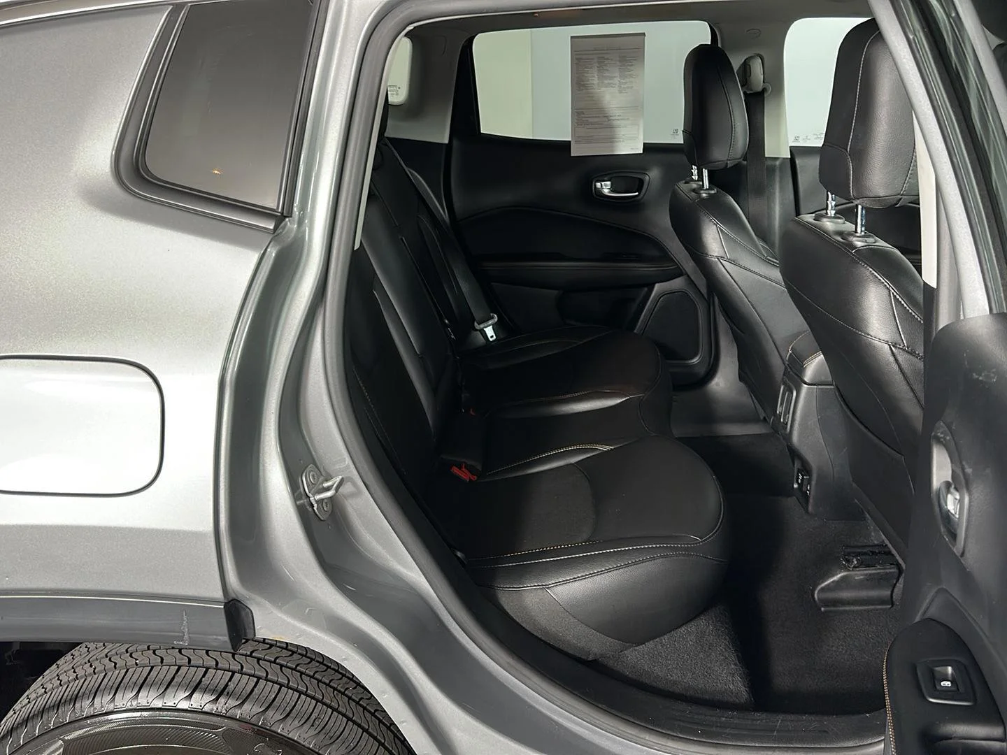 Used 2021 Billet Silver Metallic Clearcoat Jeep Latitude image 28