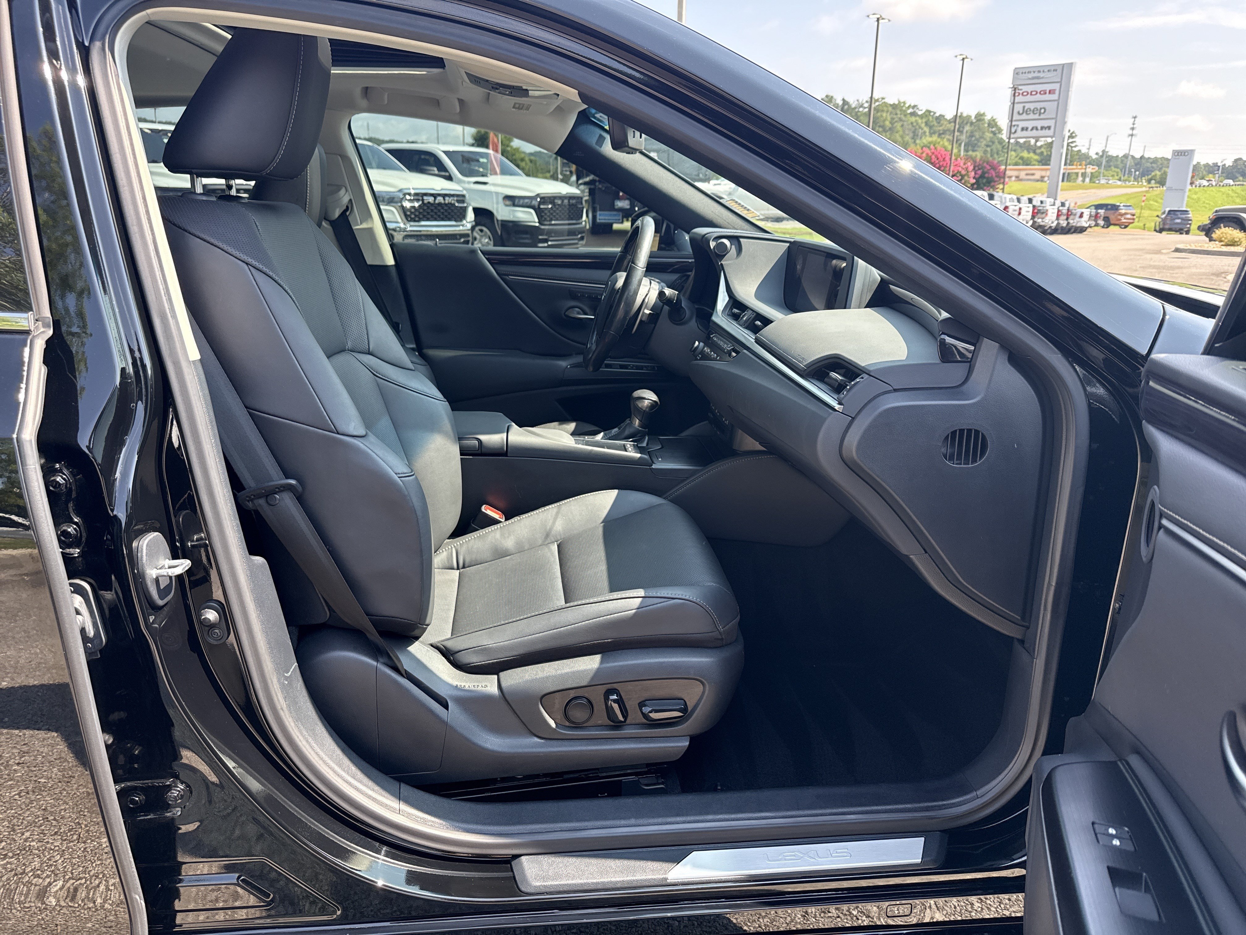 Used 2020 Black Lexus ES 350 image 16
