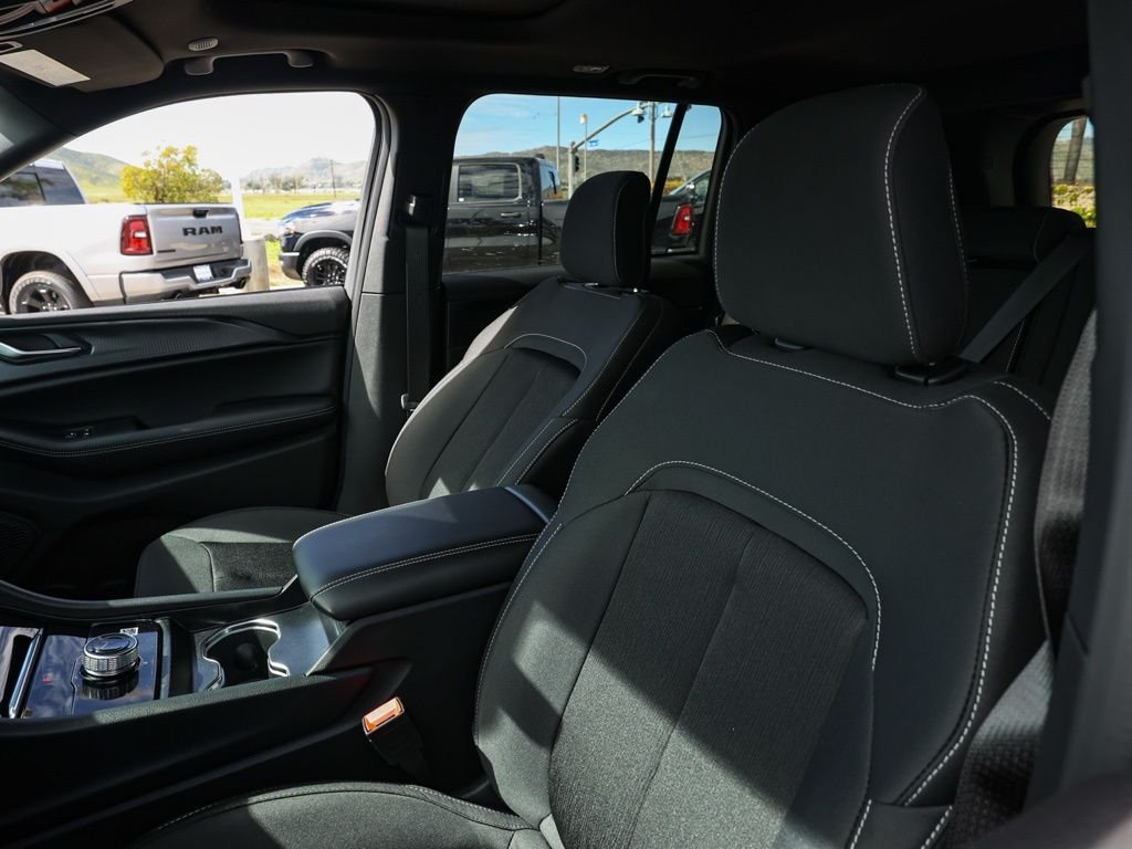 New 2026 Diamond Black Crystal Pearl-Coat Exterior Paint Jeep Laredo X image 14