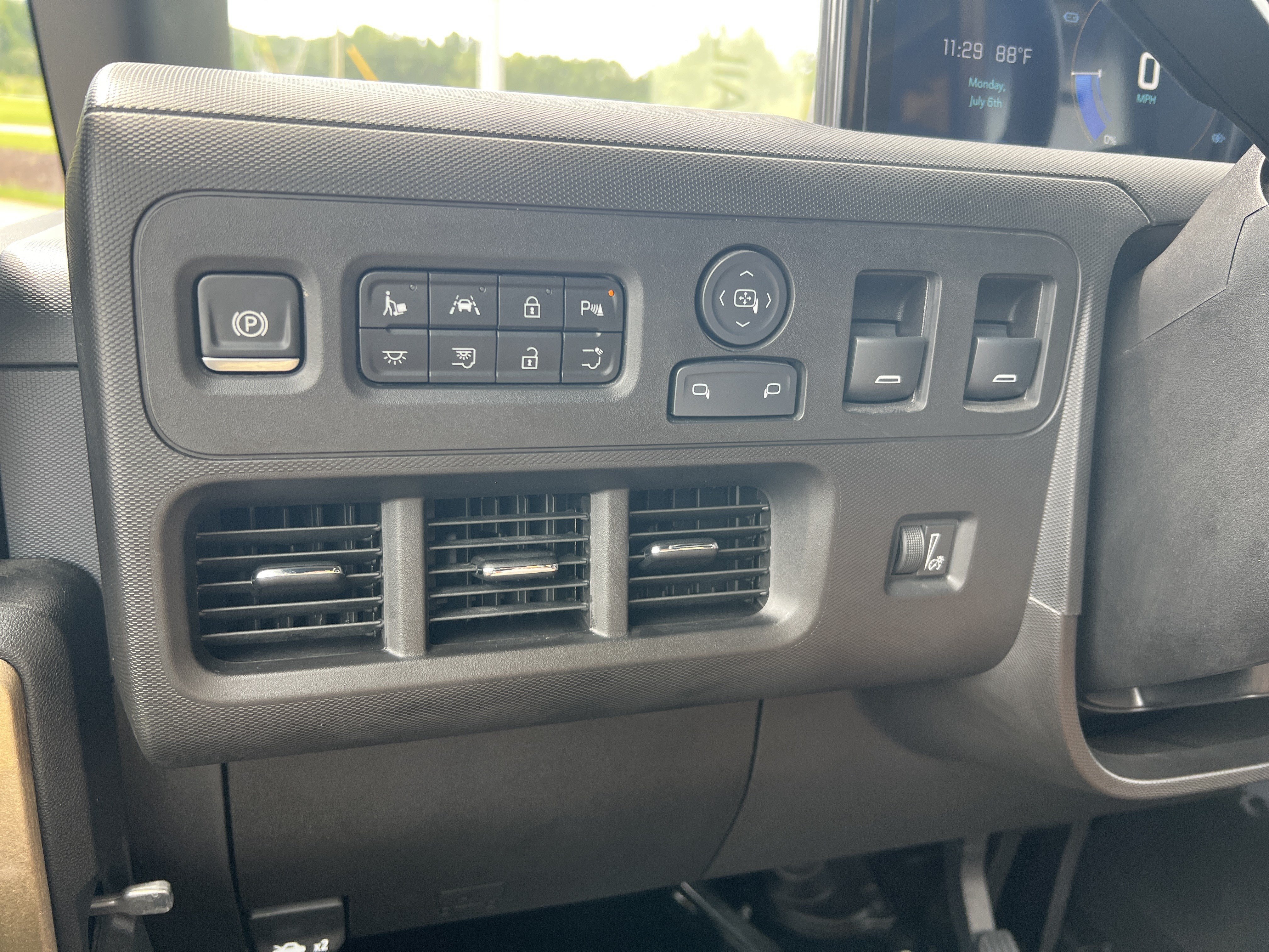 Used 2024 Oyster White Chevrolet Zevo 400 eAWD image 22