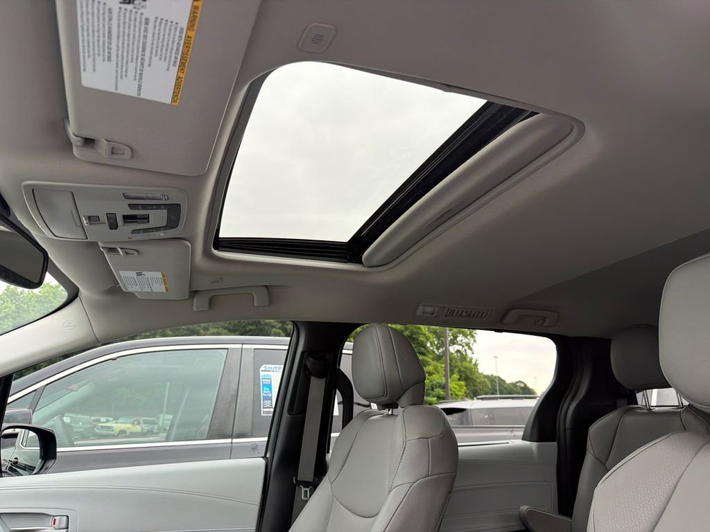 2025 Toyota Sienna XLE - Photo 31
