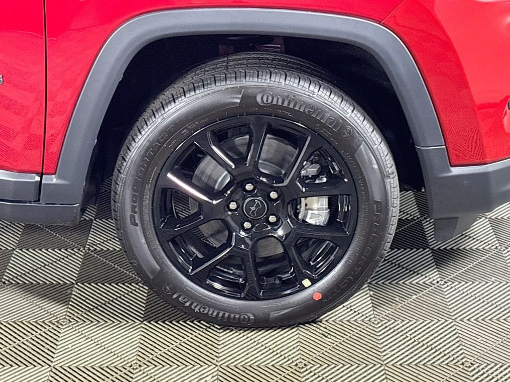 New 2026 Red Hot Pearl-Coat Exterior Paint Jeep Latitude image 22