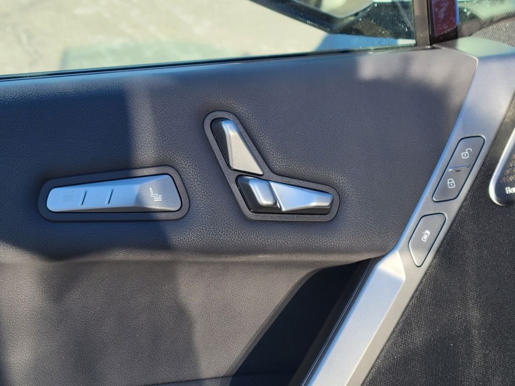 2025 BMW iX M60 - Photo 18