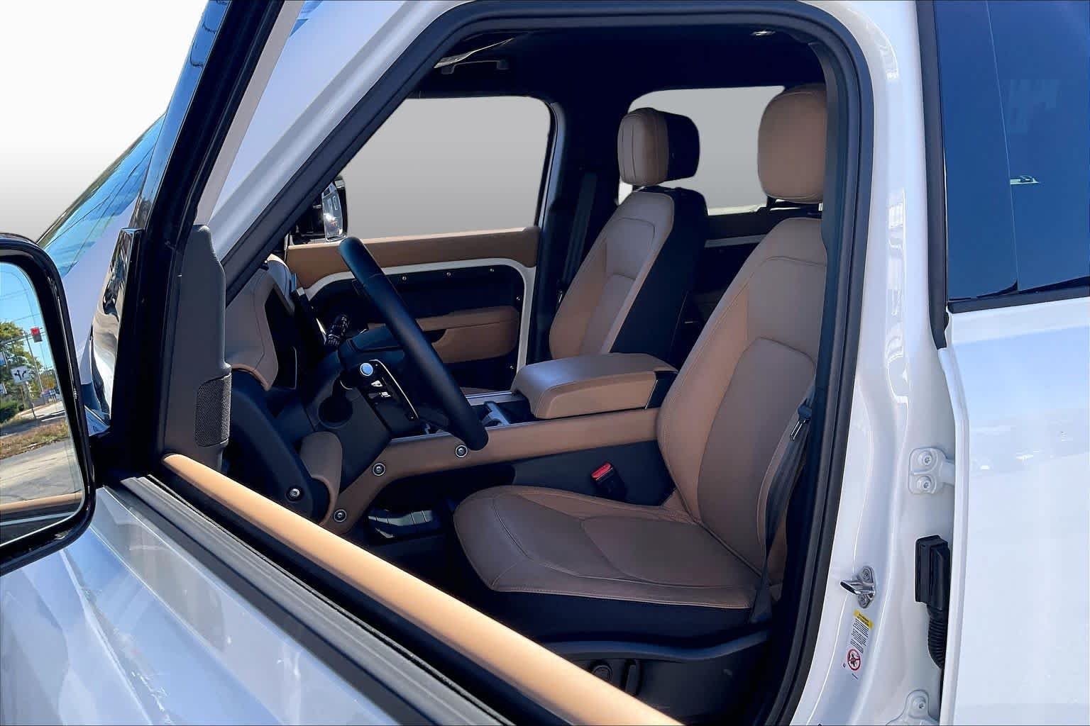 Used 2025 Fuji White Land Rover V8 image 7