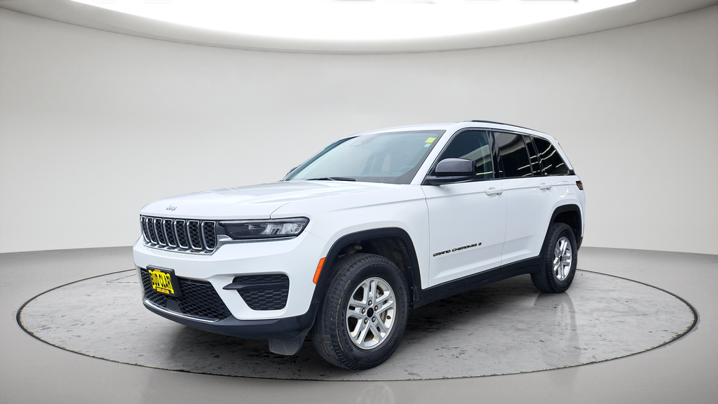 Used 2023 White Jeep Laredo image 7