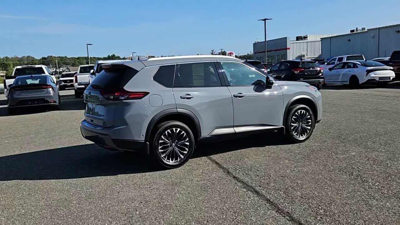 Used 2025 Boulder Gray Pearl Nissan SL image 9