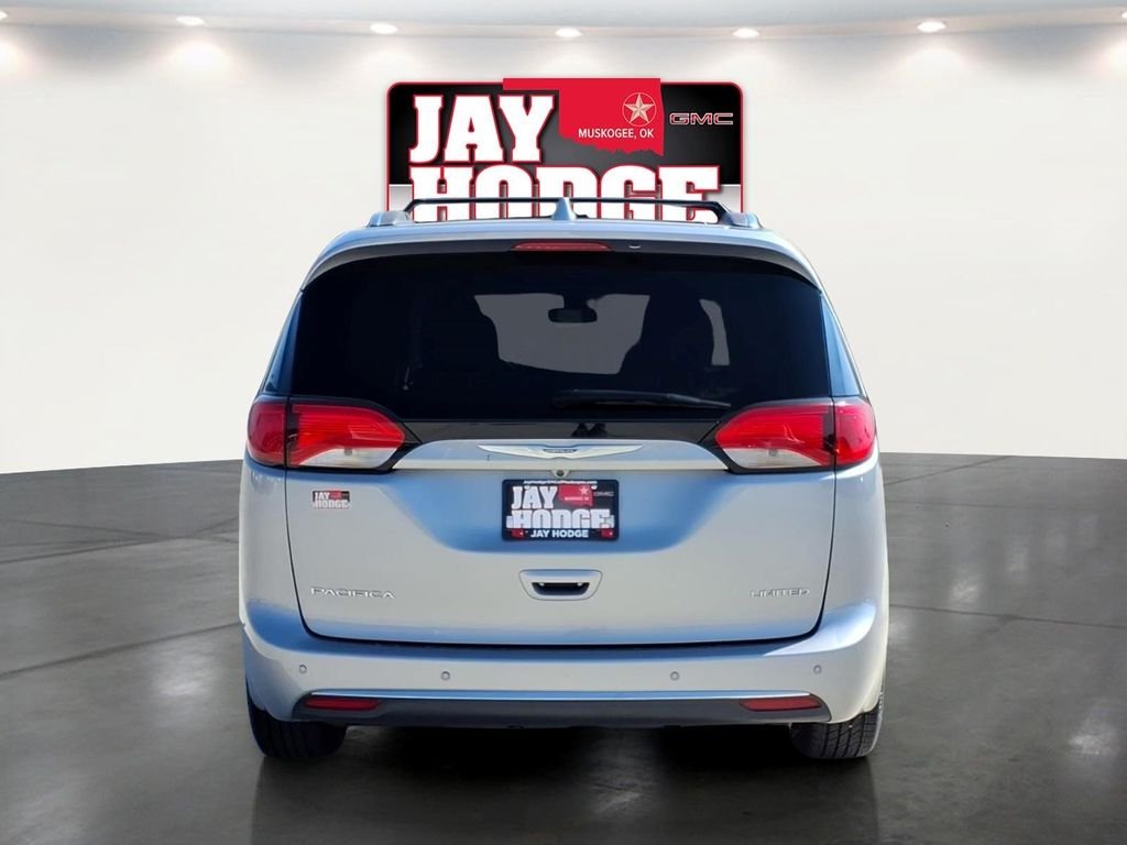 Used 2020 Silver Chrysler Limited image 5