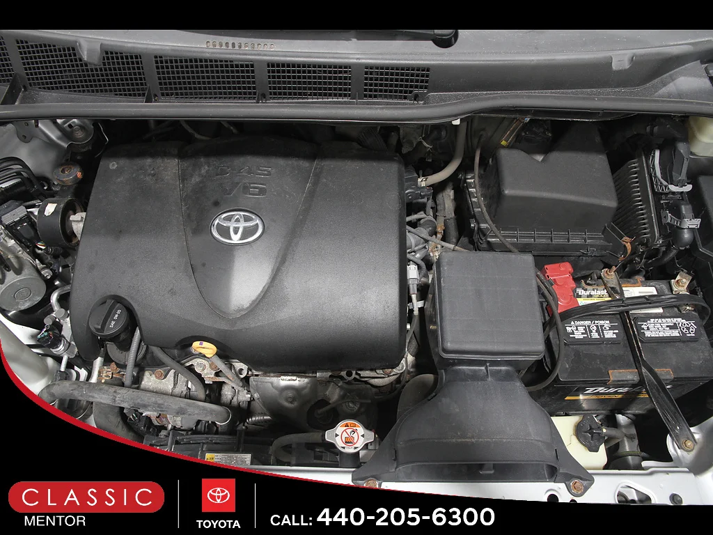 Used 2017 Silver Sky Metallic Toyota LE 8-Passenger image 21